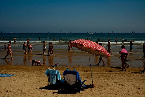 2022年夏季，西班牙北部拉雷多（Laredo），人們在海灘做日光浴。夏天、熱浪、海邊、歐洲。（AP）