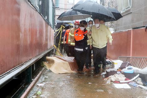 南韓首爾暴雨成災，總統尹錫悅視察引發死亡悲劇的半地下屋。（AP）