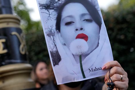 2022年9月，伊朗女子阿米尼因未戴頭巾被捕後死亡，抗議怒火從國內蔓研至全球伊朗社群，圖為英國抗議群眾。（AP）