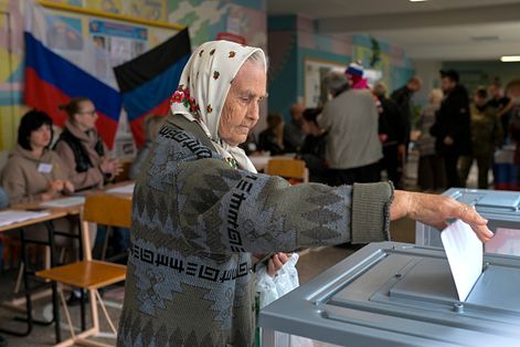 2022年9月下旬，俄羅斯在烏克蘭佔領區進行「公投」，準備將4個佔領區併入俄羅斯聯邦（AP）