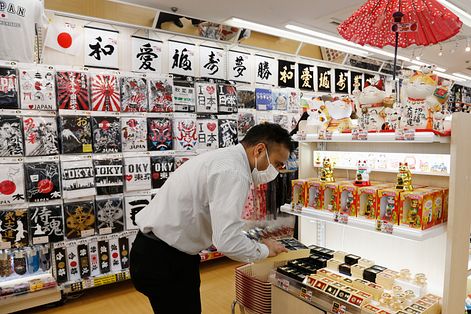 後疫情觀光旅遊：日本開放自由行旅客入境，圖為東京秋葉原一家商店的店員整理紀念品。（AP）