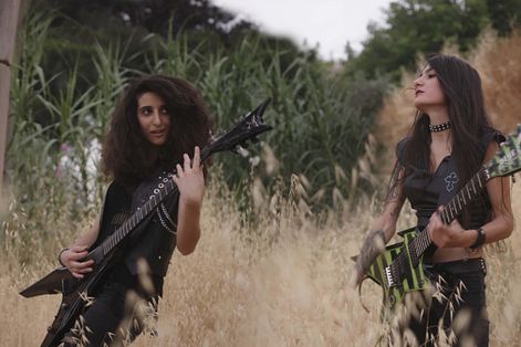 黎巴嫩女子重金屬樂團「海妖之奴」（Slaves to Sirens）的創始團員莉拉（Lilas Mayassi）（左）和雪莉（Shery Bechara）（右）。