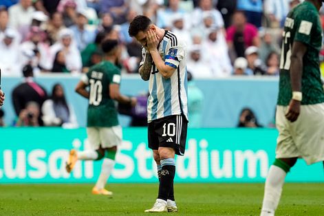 2022卡達世界盃：球星梅西領軍的阿根廷隊爆冷不敵沙烏地阿拉伯。（美聯社）