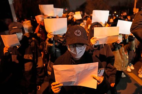 2022年11月，中國嚴酷清零政策草菅人命，北京市民以白紙示威抗議新疆烏魯木齊慘劇（AP）