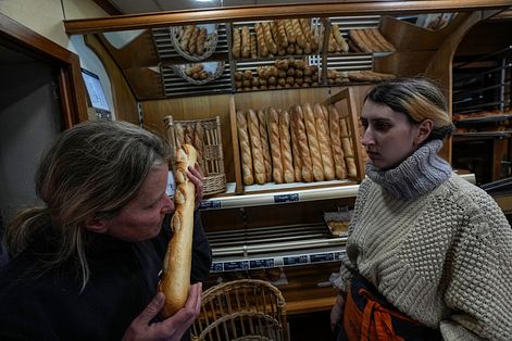 聯合國教科文組織（UNESCO）正式將長棍麵包（baguettes）的手工技藝與文化列入「非物質文化遺產」名錄。（AP）