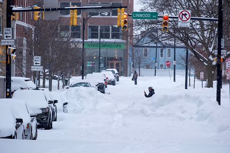 美國遭遇冬季風暴侵襲，紐約州水牛城（Buffalo）街頭滿是遭棄置的車輛。（AP）