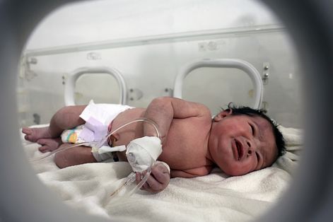 敘土邊境強震，一名剛出生的敘利亞小女嬰幸運獲救，但她的母親已不幸罹難。（AP）