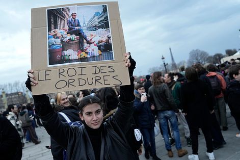 法國馬克宏政府宣布年金改革，引發全國抗議，清潔隊員罷工導致街頭上萬噸垃圾無人清理。（AP）