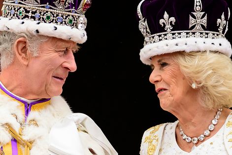 2023年5月6日，英王查查理三世與王后完成加冕儀式後，與其他王室成員在白金漢宮的陽台上向民眾致意。（美聯社）
