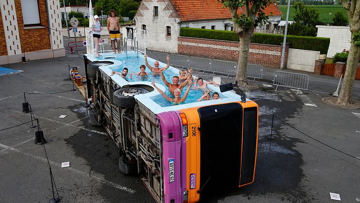 由廢棄汽車改造的游泳池（圖:Benedetto Bufalino)