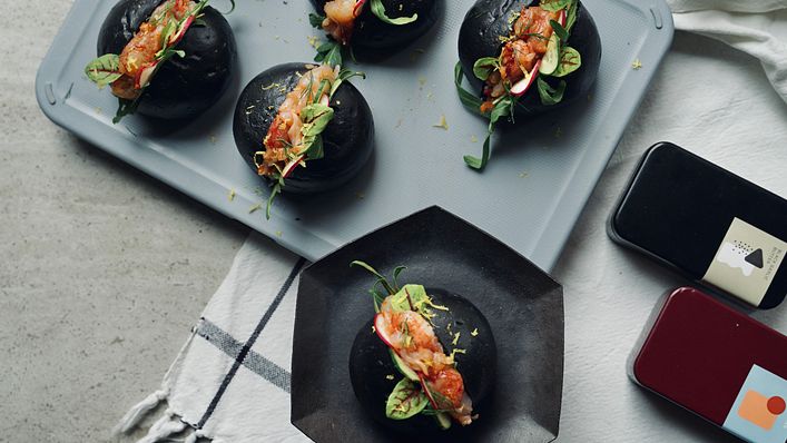 以藝術打破「罐」性!派對的全新選擇,LOUU中秋限定黑月龍蝦堡(圖/LOUU提供)