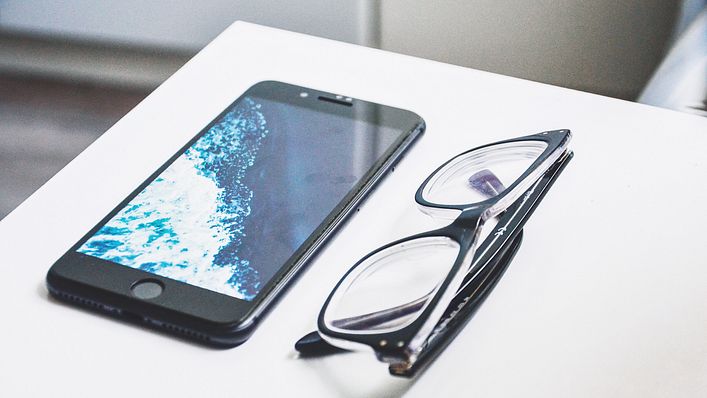 蘋果用新眼鏡進軍元宇宙、鴻海發展量子電腦,以及其他一週商業大事(圖/David Švihovec@Unsplash)