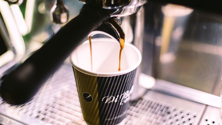 咖啡渣可以回收再利用,妥善發揮價值(圖/Di Bella Coffee on Unsplash )