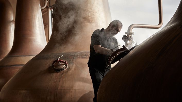 威士忌過桶對風味有極大影響,雪莉桶過桶的威士忌能彰顯較多果香、甜美與沈穩喉韻特質,皇家柏克萊一直以來不斷追求極致完美的雪莉桶過桶的收尾技藝。