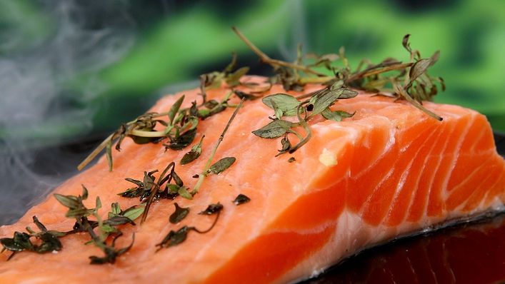 新鮮的鮭魚，真的是橘紅色的嗎？（圖／Shutterbug75@pixabay）