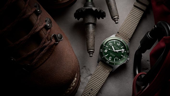 格拉蘇蒂原創SeaQ大日曆腕錶,型號1-36-13-07-83-70/直徑43.2mm精鋼錶殼/時間指示、日期窗/Calibre 36-13自動上鍊機芯,動力儲存100小時/藍寶石水晶鏡面、透明底蓋/防水300米/參考售價NTD 419,000(精鋼鍊帶)