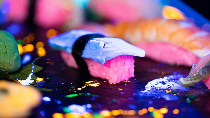 螢光粉色的握壽司。(圖/dezeen)