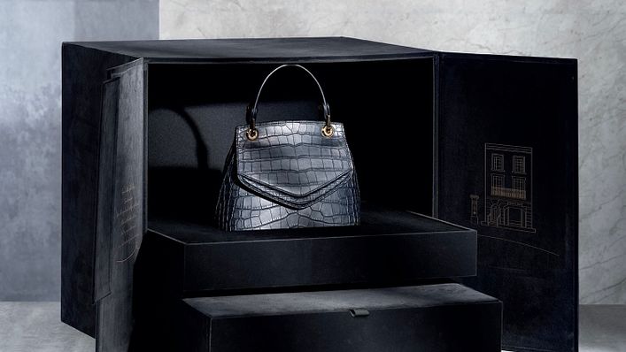 限量特別定製霧面短吻鱷魚皮Love Letter小手提包,高辨識度的信封開口設計,以英式信封的封口為靈感,傳遞幸福與喜悅。(圖/羅芙奧提供)