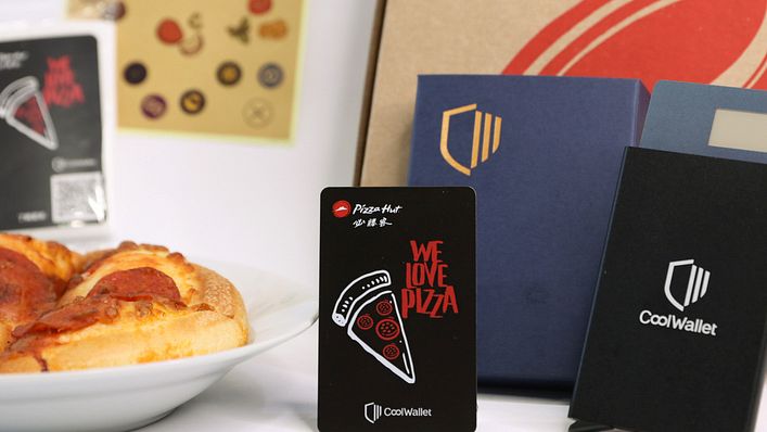 庫幣科技首創與台灣速食業數位創新最「Hot」的領導品牌必勝客合作,特別打造虛擬世界首次「冷」與「熱」的結合,推出限量「必勝客聯名設計 CoolWallet Pro 冷錢包組合」