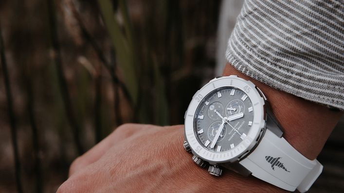 瑞士高級製錶品牌雅典錶推出「全新 44 毫米潛水系列計時碼錶大白鯊限量款」（圖／雅典錶提供）