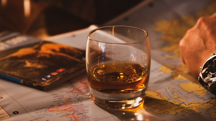威士忌與文學(圖/ YesMore Content @Unsplash)