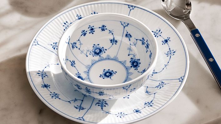 皇家哥本哈根典雅的「平邊唐草」設計至今已有 246 年歷史。(圖/取自皇家哥本哈根官網)
