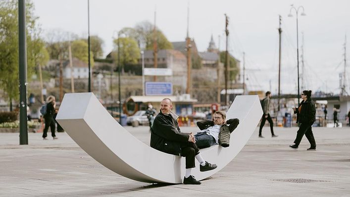 人們坐在《和平長凳》上，感受愜意的城市光景（圖/ Snøhetta&#039;s Instagram）