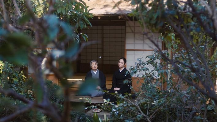 電影《日日是好日》中,典子向武田老師學習茶道。(圖/《日日是好日》劇照)
