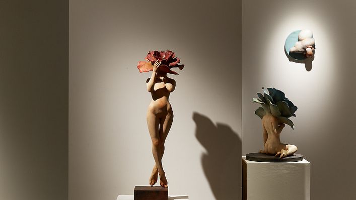 李霽洵以女性身體和昆蟲、花卉等元素創作之雕刻作品(圖/首都藝術中心官網)