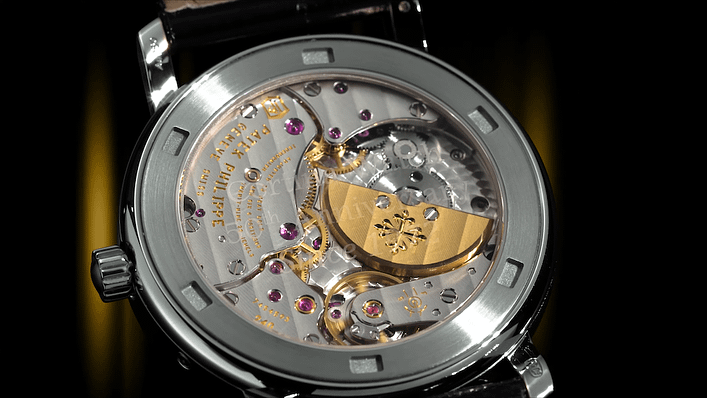 百達翡麗為高登鐘錶製作的 50 週年紀念腕錶 —— Ref. 5057G-010 Calatrava 白金腕錶（圖／擷取自高登鐘錶影片）