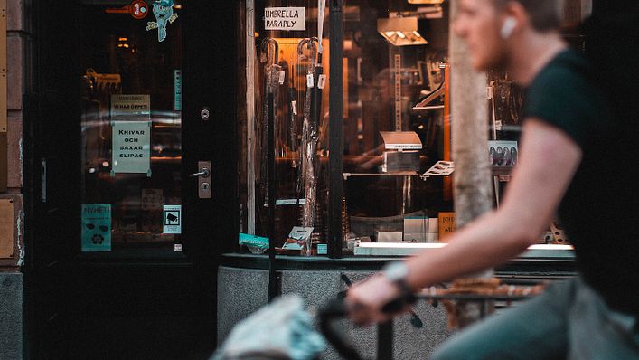 尋找野莓之地的瑞典人(圖/Magnus Andersson @Unsplash)