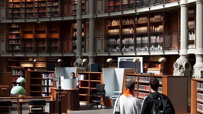 黎塞留圖書館 2007 年的改建中，將金屬、木頭等元素融入古典的建築中。（圖／BnF 臉書粉專）
