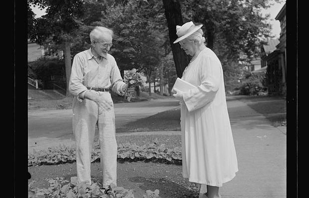 一位市民在妻子前往教會前,向她展示自己在勝利花園中種植的蔬菜。(圖/ Collins Marjory,Library of Congress)