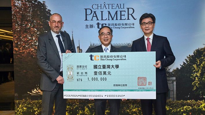 國立臺灣大學陳文章校長接受新台幣100萬元獎助學金捐贈。從左至右:Château Palmer CEO Thomas Duroux、國立臺灣大學陳文章校長、馨昌股份有限公司鄧傳馨董事長(圖/馨昌股份有限公司提供)
