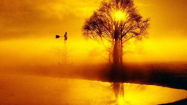 常龍高〈鄉野晨曦〉2000(圖/國家攝影文化中心 官網)