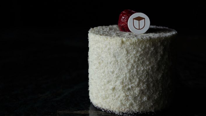 適逢八週年慶,YU CHOCOLATIER 畬室首波釋出睽違四年的全新甜點創作黑森林蛋糕「踏雪歸林」,以巧克力甜點的純粹本質感動味蕾