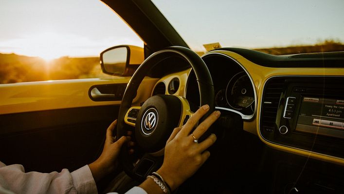 福斯汽車啟動「小金雞」計畫,誓要減少中國電池供應 50%(圖/Gabe Pierce @Unsplash)