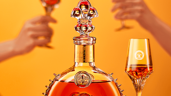 珍重大地之母的傳奇佳釀,以月色沐浴百年的琥珀印記「LOUIS XIII 路易十三」