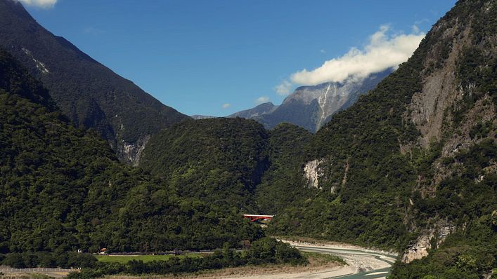 作為石頭的故鄉,近三十年來,花蓮以不間斷舉辦的石雕藝術季,致力推廣著石雕藝術,試圖從岩石剛冷的切割線條中,尋找柔性的文化能量。(圖片來源: 2023 花蓮國際石雕藝術季形象影片)