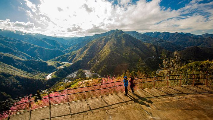 北橫險峻壯麗、⾼聳挺拔的⼭勢吸引旅人一探究竟。( 圖片來源/桃園觀光導覽網)