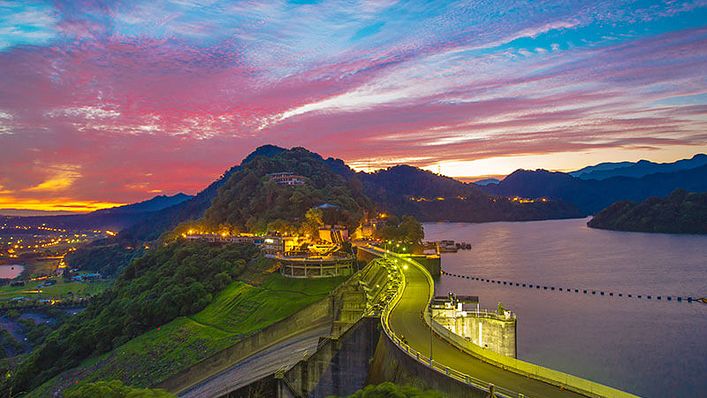 桃園石門水庫風景秀麗,獨特的活⿂料理更是庫內⽔質清淨的證明。(圖片來源/桃園觀光導覽網)