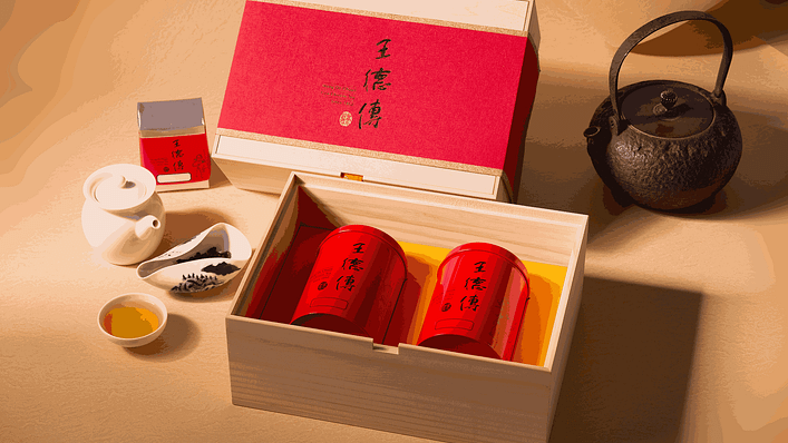 「如喜禮盒」荷蘭布腰封包裹松木盒,以精緻茶禮傳遞新年喜悅。(圖片來源/王德傳茶莊 提供)