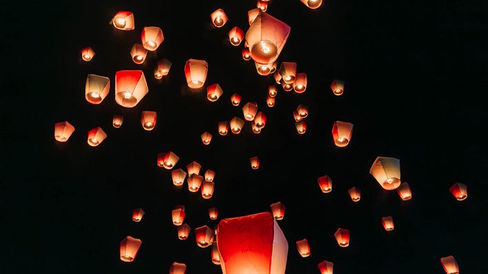 平溪天燈照亮寂靜夜空,是新北市聞名國際的美麗畫面。(圖/林忠旻 攝)
