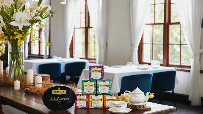 餐廳環境與立牌。(圖片來源/TWININGS 唐寧茶 提供)