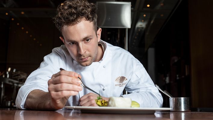 「Bencotto」主廚艾曼紐.貝爾加莫(Emanuele Bergamo) 特別挑選當令新鮮頂級食材,將餐廳六成的菜色全面更新,精心打造一系列春日美饌。(圖片來源/台北文華東方酒店 提供)