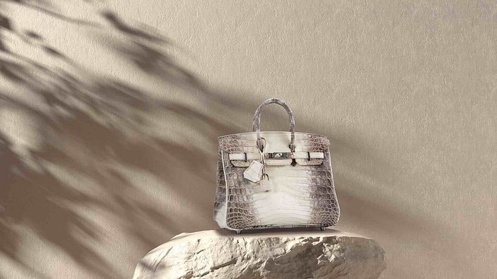 罕見霧面白色喜馬拉雅 NILO 鱷魚皮 25 公分柏金包附銀色金屬配件。(圖/羅芙奧 提供)
