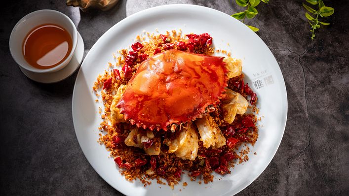 「港式避風塘炒辣蟹」,鄭師傅先將沙公裹粉炸過,再以蒜頭、乾辣椒和沙公一起大火爆炒至金黃酥脆,展現了主廚對火候和炒功的精準掌握,是一道色、香、味俱全的美饌。