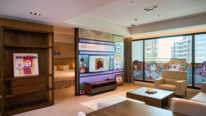 蘊泉庄推出的「金馬桶」KIN MATON主題房,從牆壁的掛畫到抱枕的圖案,還有主題室內居家服、廚房用具等,連電冰箱都成了販賣機的造型,打造沈浸式的互動體驗。(攝影:蔡孝如)