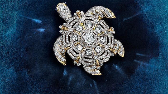 Sea Turtle系列:鉑金與黃K金鑲嵌圓形明亮式切割、玫瑰式切割、枕形與橢圓形玫瑰式切割鑽石與藍寶石鍊墜(可做胸針配戴)。(圖/Tiffany & Co. 提供)