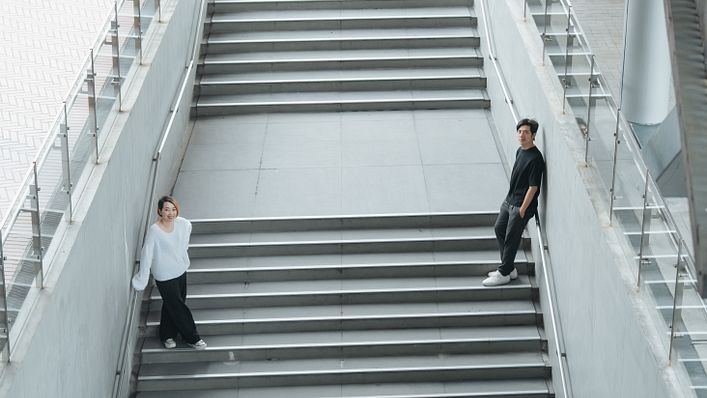 《海山夜行》完成之後,陳怡潔與王希文回頭談的不是光雕技術或音樂設計,而是海山學研究中心、清水祖師廟、李梅樹,以及一群長年耕耘地方的人。對他們而言,一件作品的誕生,從來不是憑空發生,而是來自對一座地方的長時間閱讀。(圖/KRIS KANG攝影)
